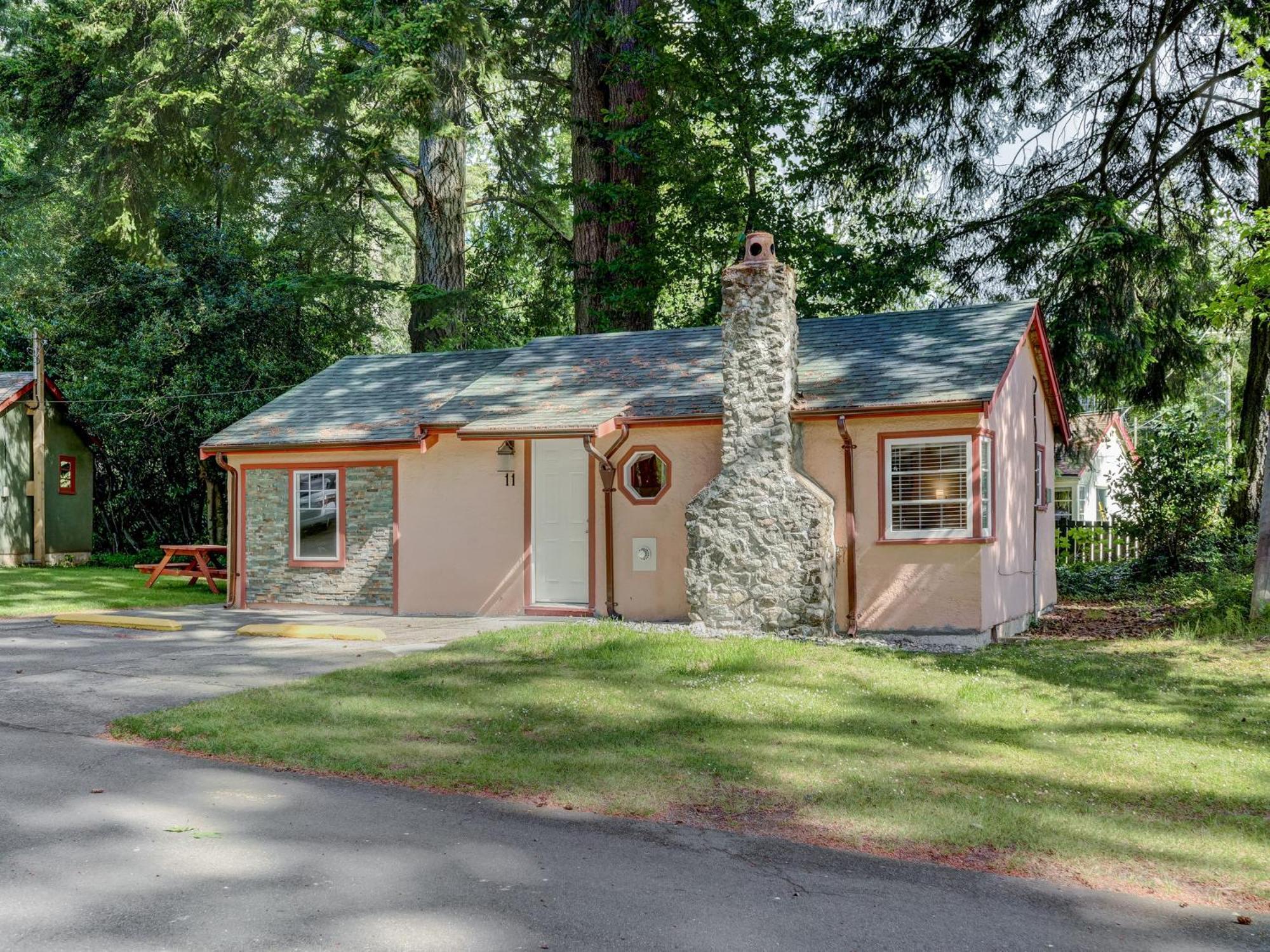 Malahat Bungalows Motel Ngoại thất bức ảnh