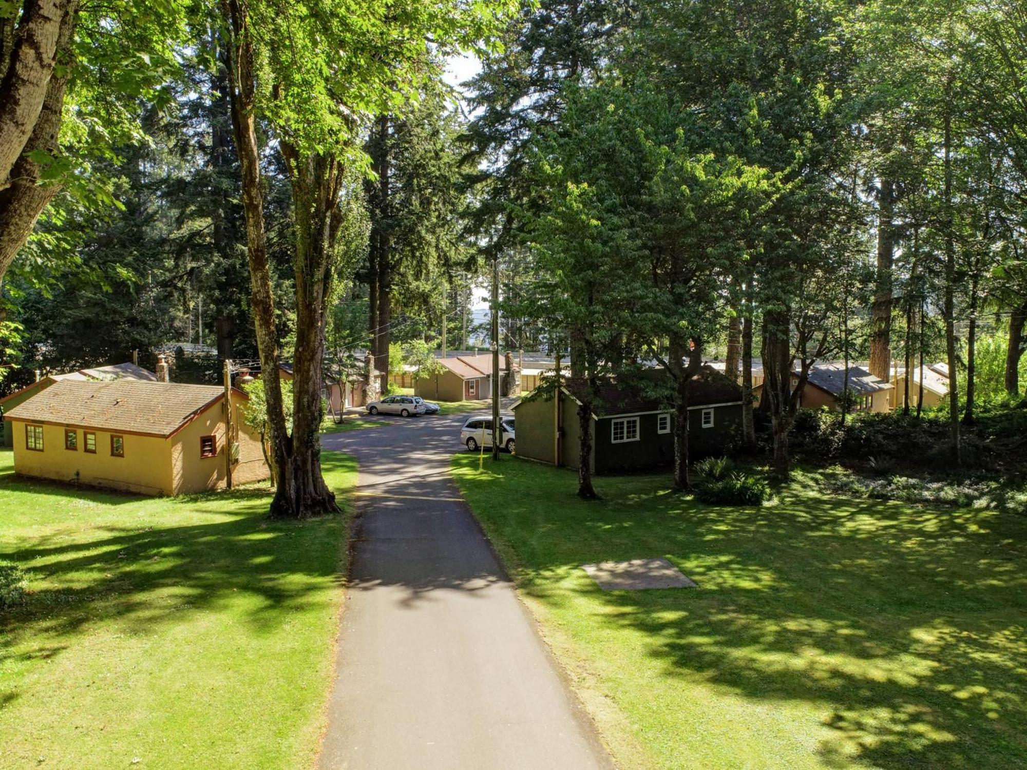 Malahat Bungalows Motel Ngoại thất bức ảnh
